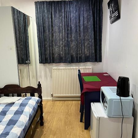 Comfortable Single Bedroom With Free On Site Parking Kingston upon Thames  Exterior foto